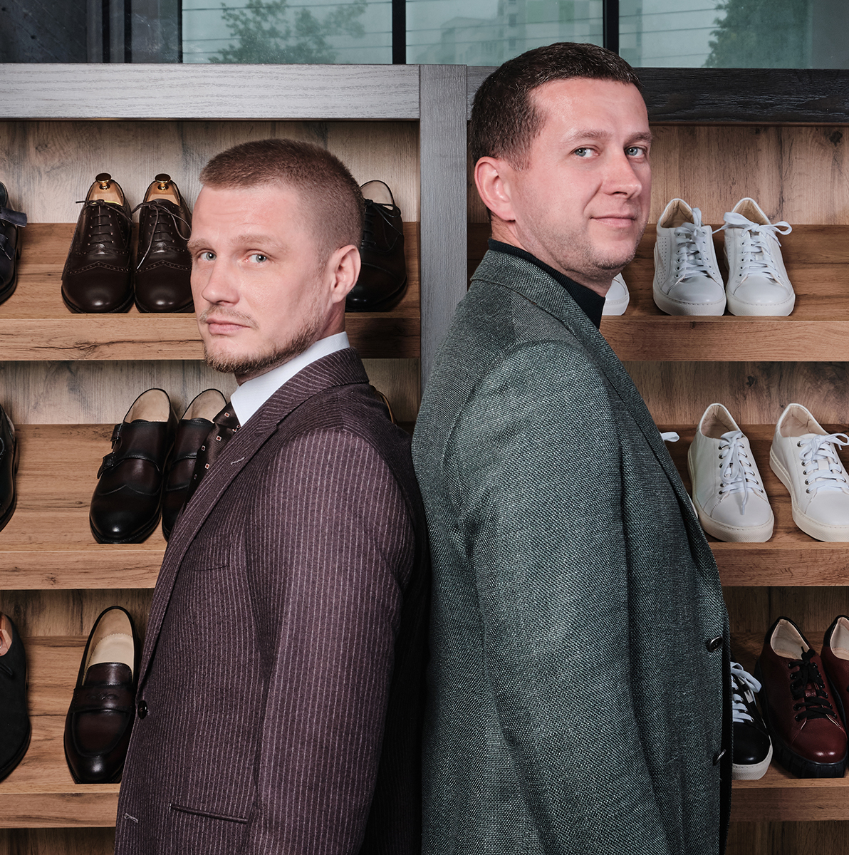 Александр Сурнин и Павел Никитин на фоне обуви ручной работы