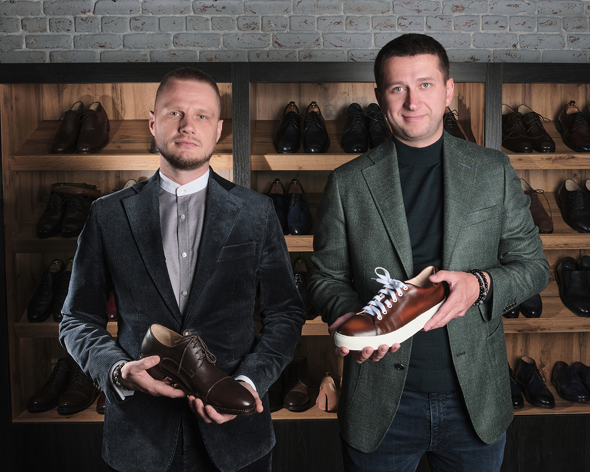 Александр Сурнин и Павел Никитин с обувью ручной работы собственного производства